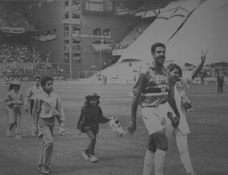 24 maggio 1992: Cerezo con moglie e figli saluta i tifosi al termine di Sampdoria - Cremonese (Ap)